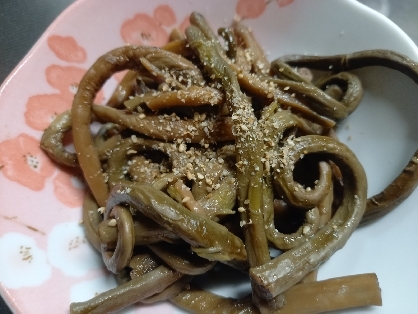 おせちではないけど、旦那さんの好きな、ぜんまいの煮物を作りました。美味しかったです。ゴマをのせるのは、風味が変わって、良かったです。ありがとうございました。