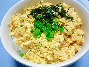 ヘルシーでふわふわ☆卵と豆腐の丼