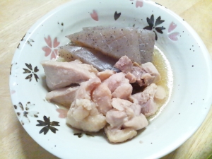 子供もよく食べる♪塩麹漬け鶏肉とコンニャクの煮物