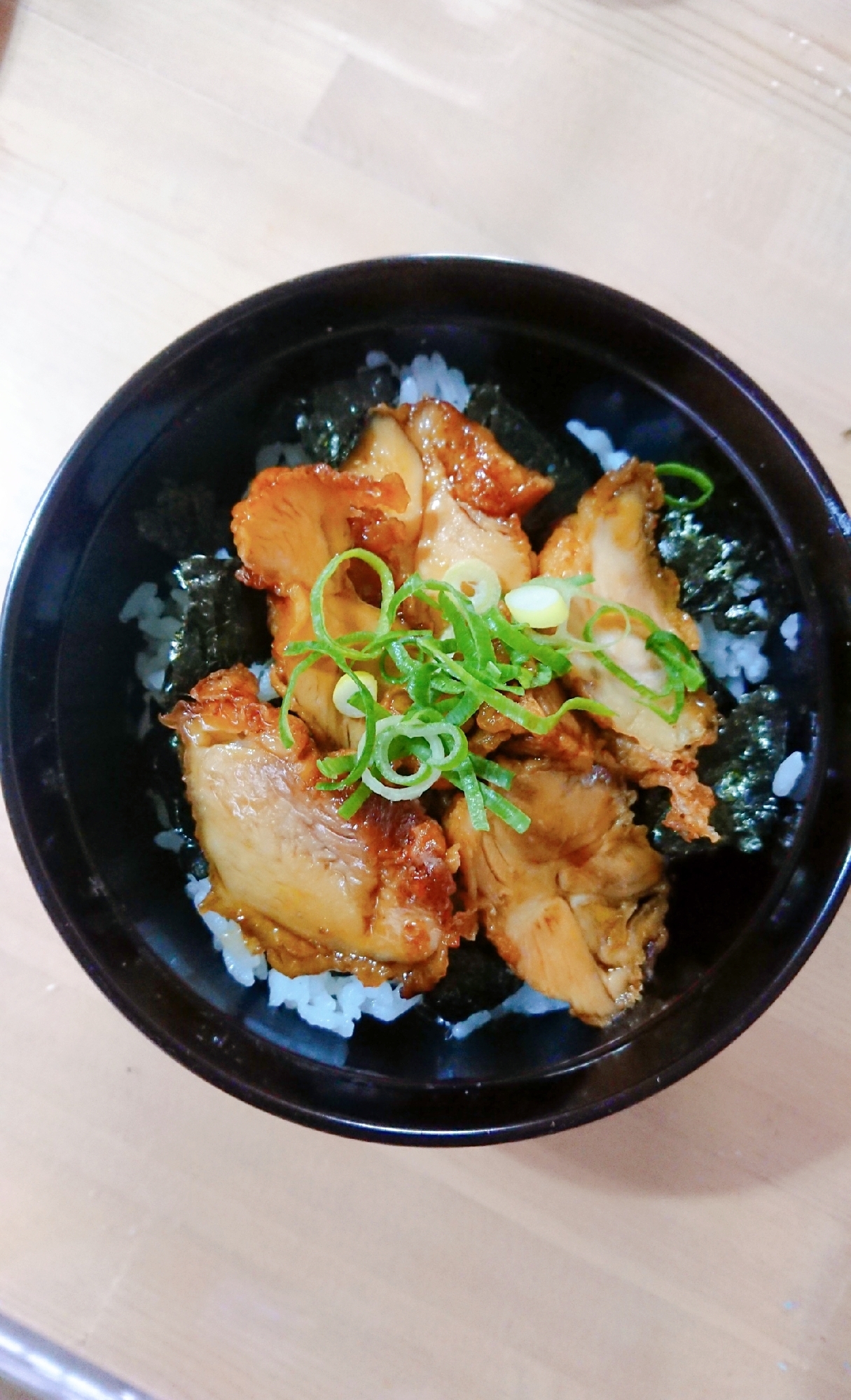 黒い丼に盛り付けられたとりめし