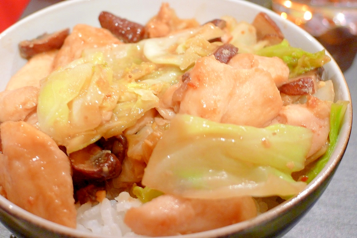 ピリ辛ダレが美味しい♪鶏肉とキャベツの味噌丼^^☆