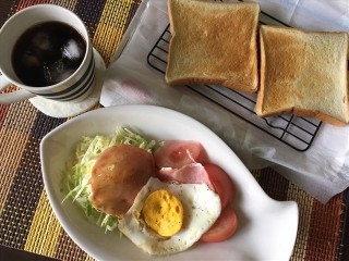 ハムエッグっておいひぃですよねぇ。朝ごはんにと言わず、三食イケちゃいます。こいつは黄身ぱっさぱさですが家族の要望です、失敗作ではありません（本当っ）ゴチソ様