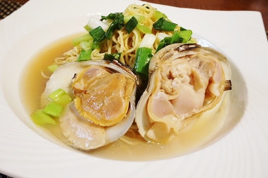 白い皿に盛り付けられたホンビノス貝と九条葱油ラーメン