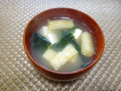 豆腐と油揚げとわかめの味噌汁