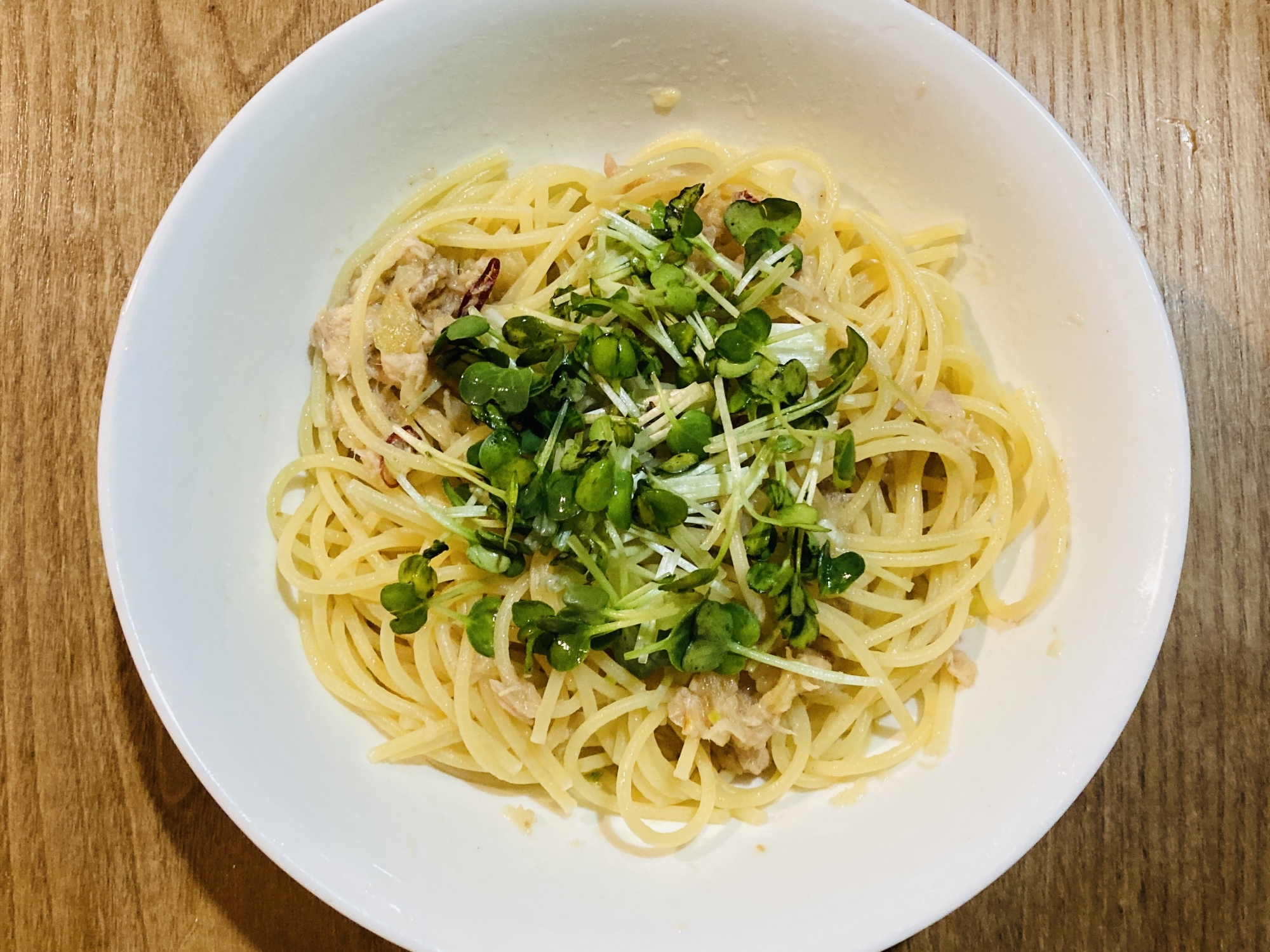 ツナとかいわれのピリ辛パスタ
