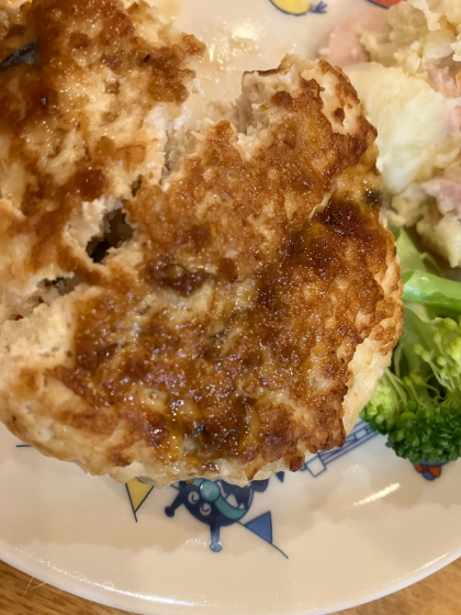 材料2つ。絹ごし豆腐で豆腐ハンバーグ