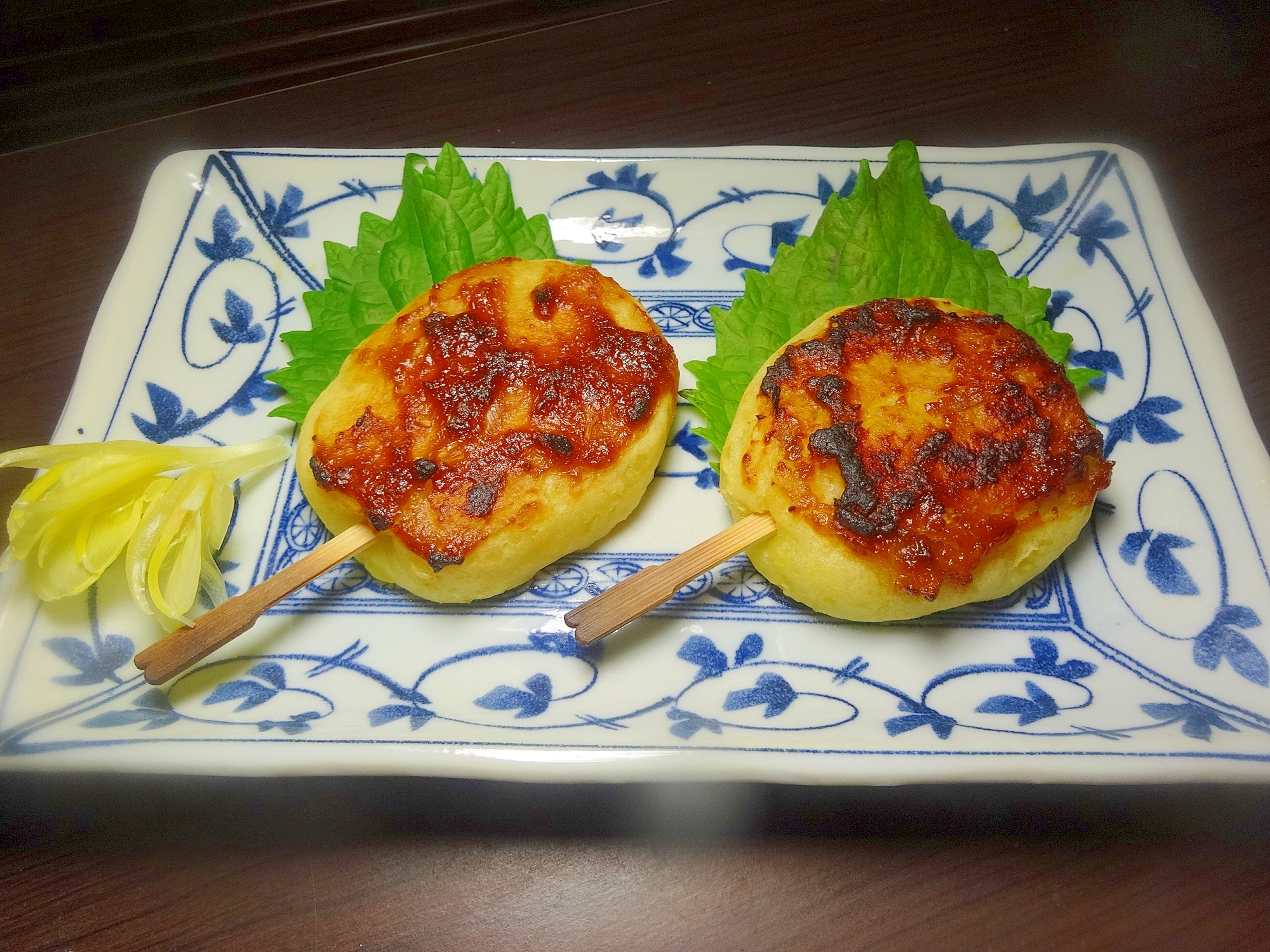 香ばしさがたまらない♥じゃがいも餅の味噌田楽