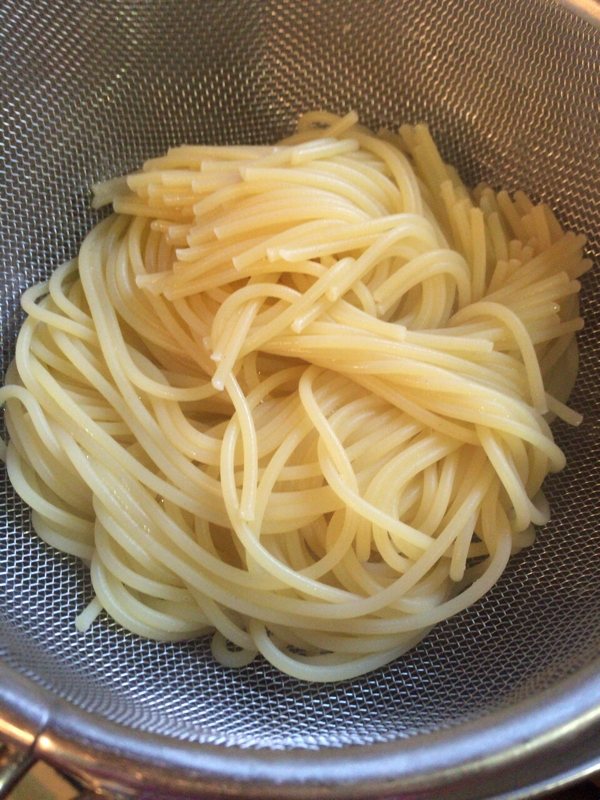 電子レンジでパスタを茹でる