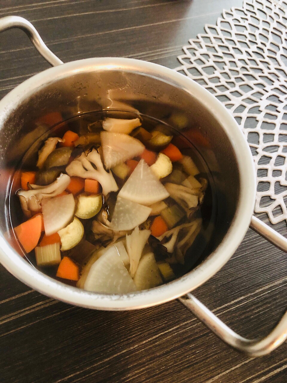 茅乃舎だしで☆舞茸と野菜の和風スープ