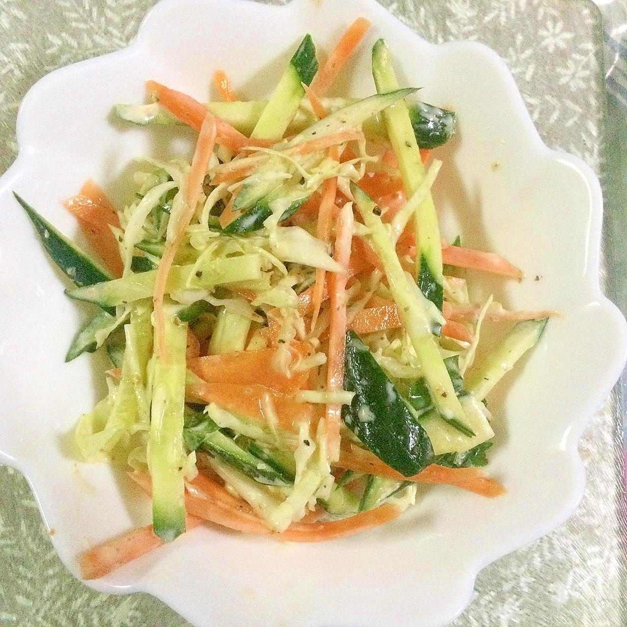 千切り野菜のサラダ
