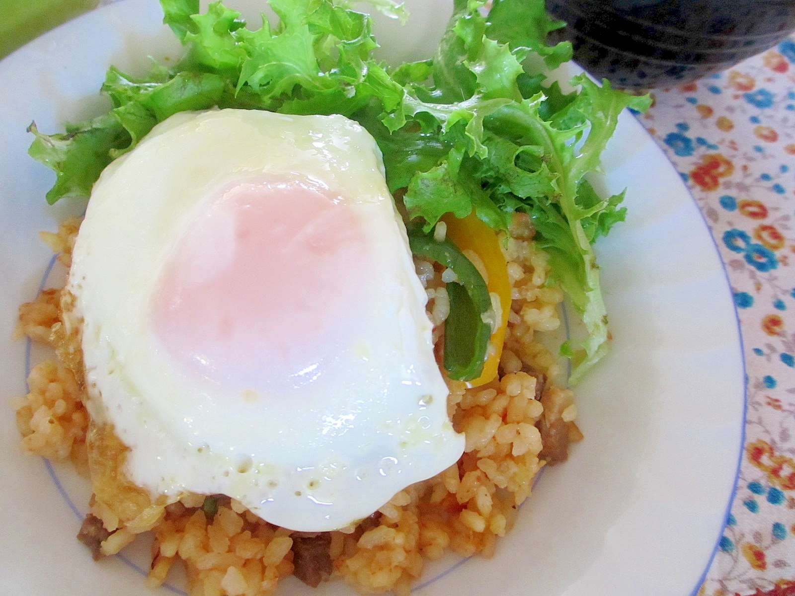 目玉焼きとピーマンのトマトピラフ