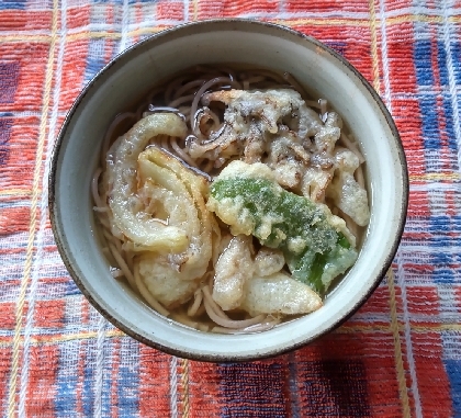 お野菜いろいろ揚げました。その中で、舞茸、玉ねぎ、ピーマンの天ぷらを使って天ぷら蕎麦にしてみました♪とってもおいしかったです^^ごちそうさまでした(^○^)