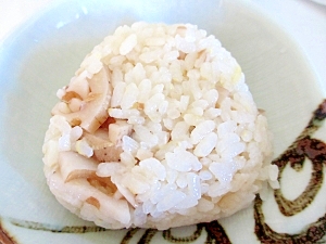 塩麹レンコン生姜ご飯のおにぎり