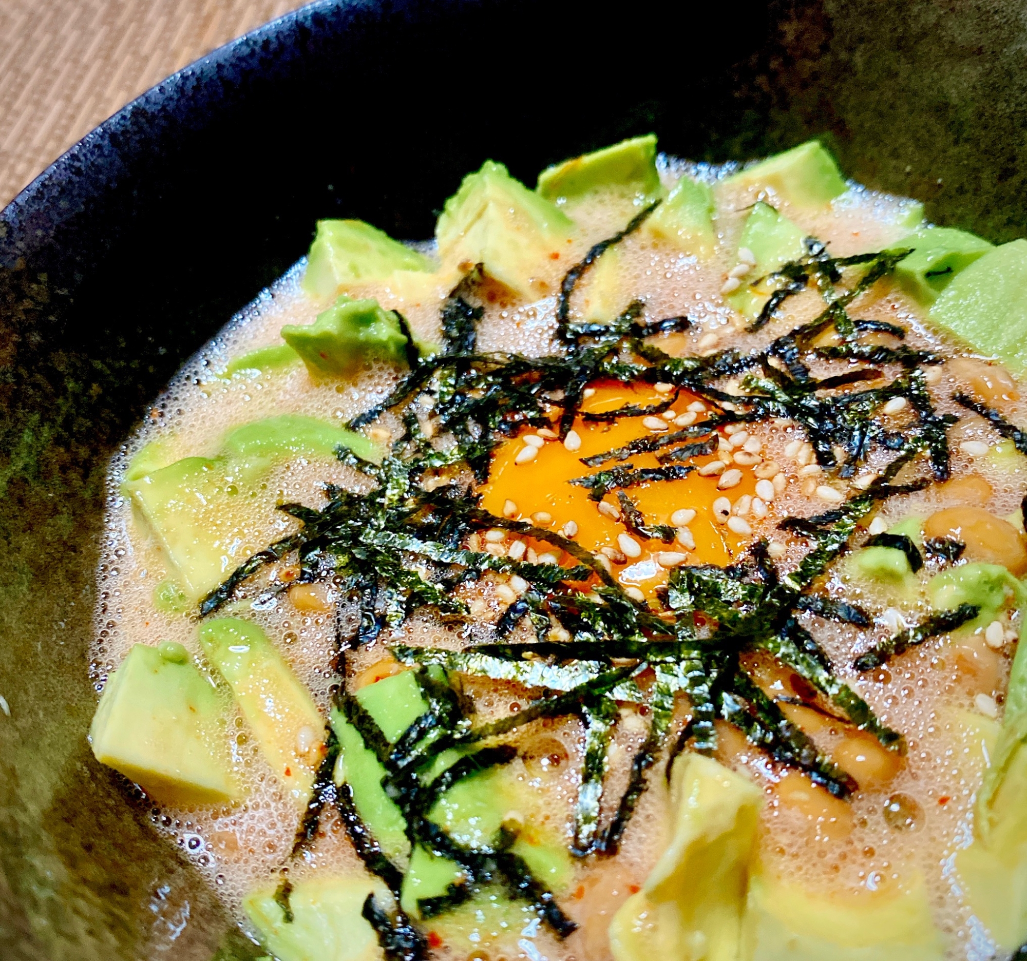ふわとろ納豆とアボカドのピリ辛ユッケ風