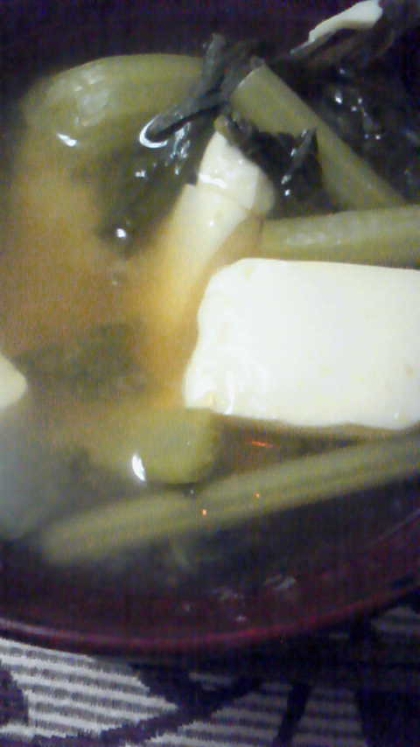 豆腐と大根の葉の味噌汁