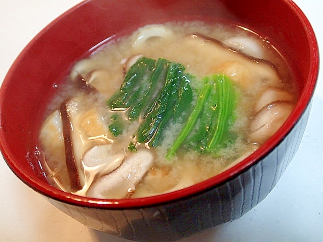 生椎茸と竹輪とほうれん草の貝だし味噌汁