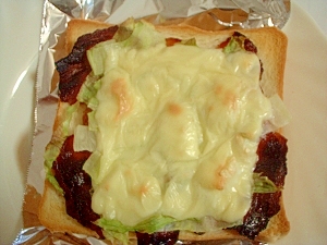 ベーコンレタスチーズトースト