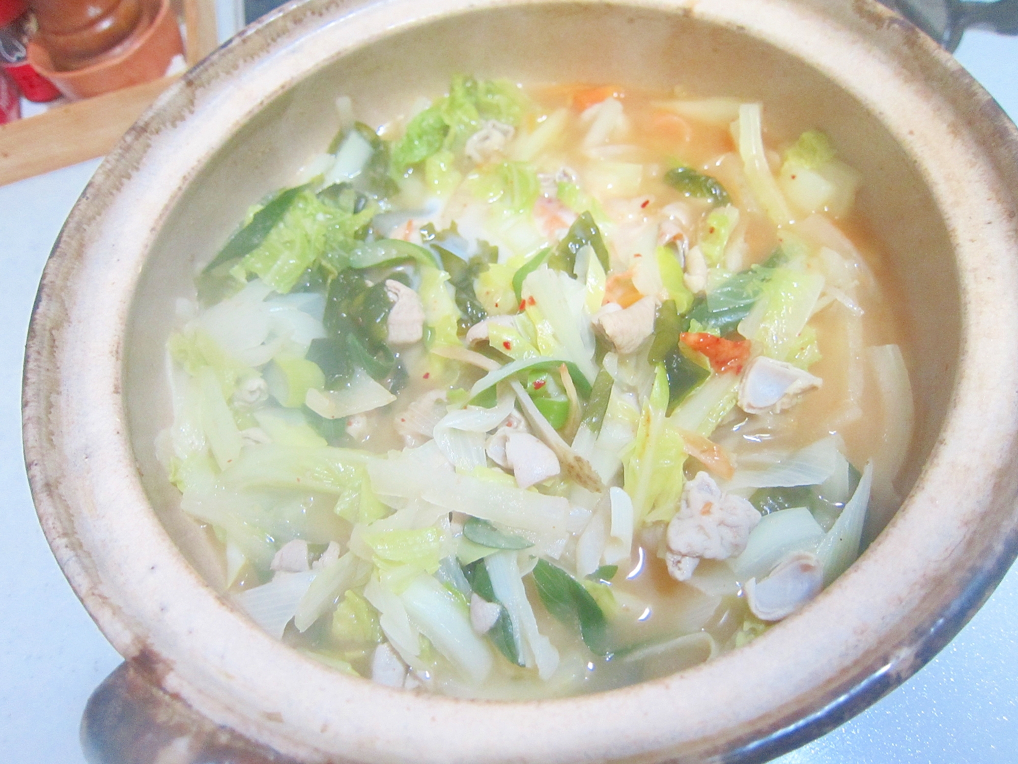 白菜と人参と葱の白胡麻モツ若芽キムチスープ鍋グリル