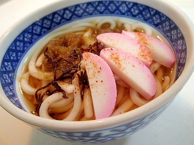 板かまぼこととろろ昆布と塩昆布の温うどん