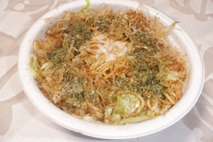 インスタント焼きそばにキャベツを一緒に