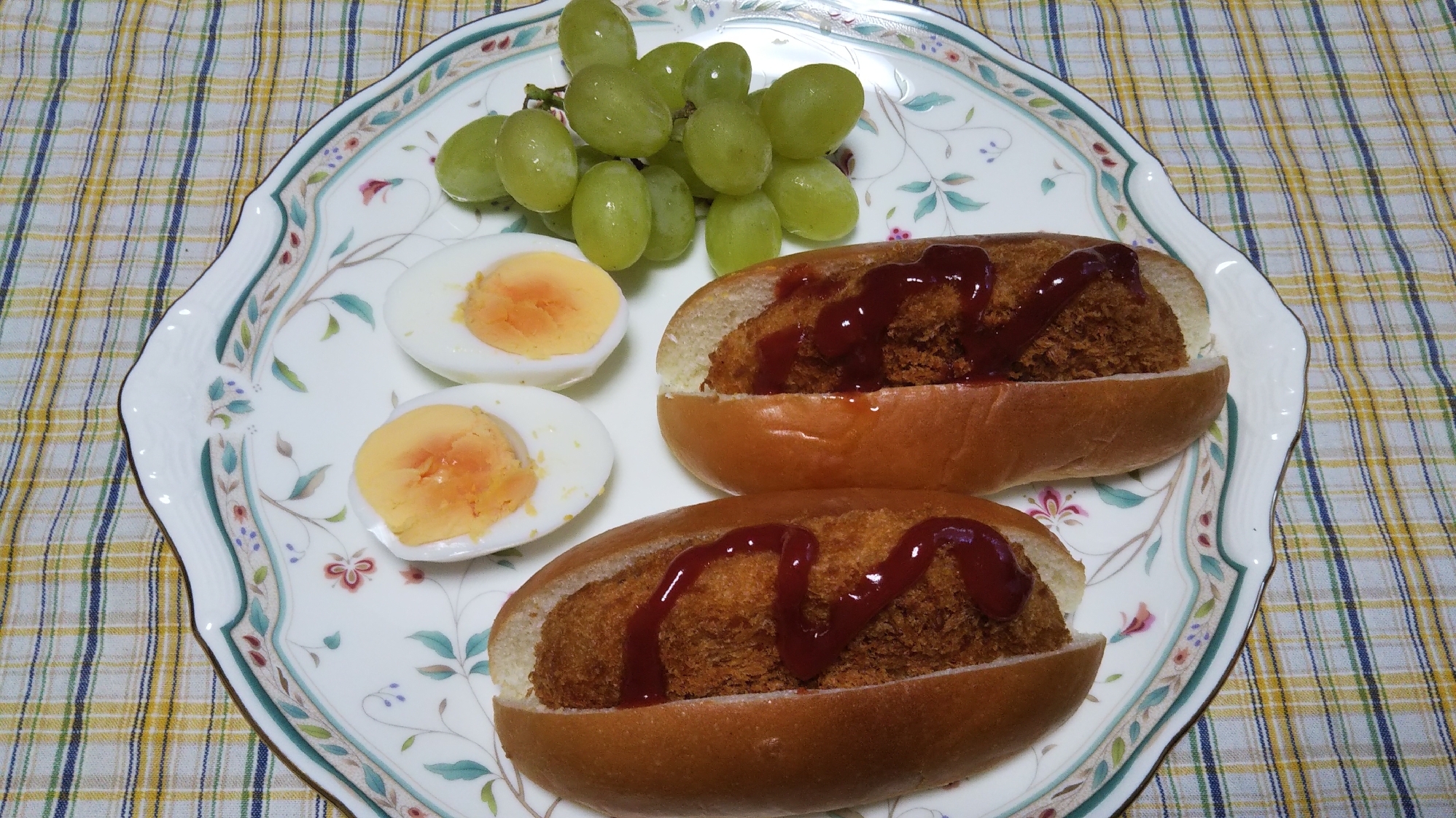 ロールパンコロッケサンドと茹で卵の朝食☆