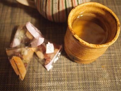 甘納豆っていがいにカロリーが低かったよ！この小さな小袋がいくつか入ったのを一袋食べたけど。。。３５０カロリー以下だったよ。深夜だし砂糖多いからダメだけどね　↓