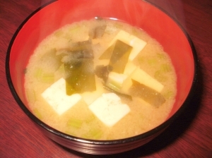 豆腐とワカメとかぶの茎のお味噌汁