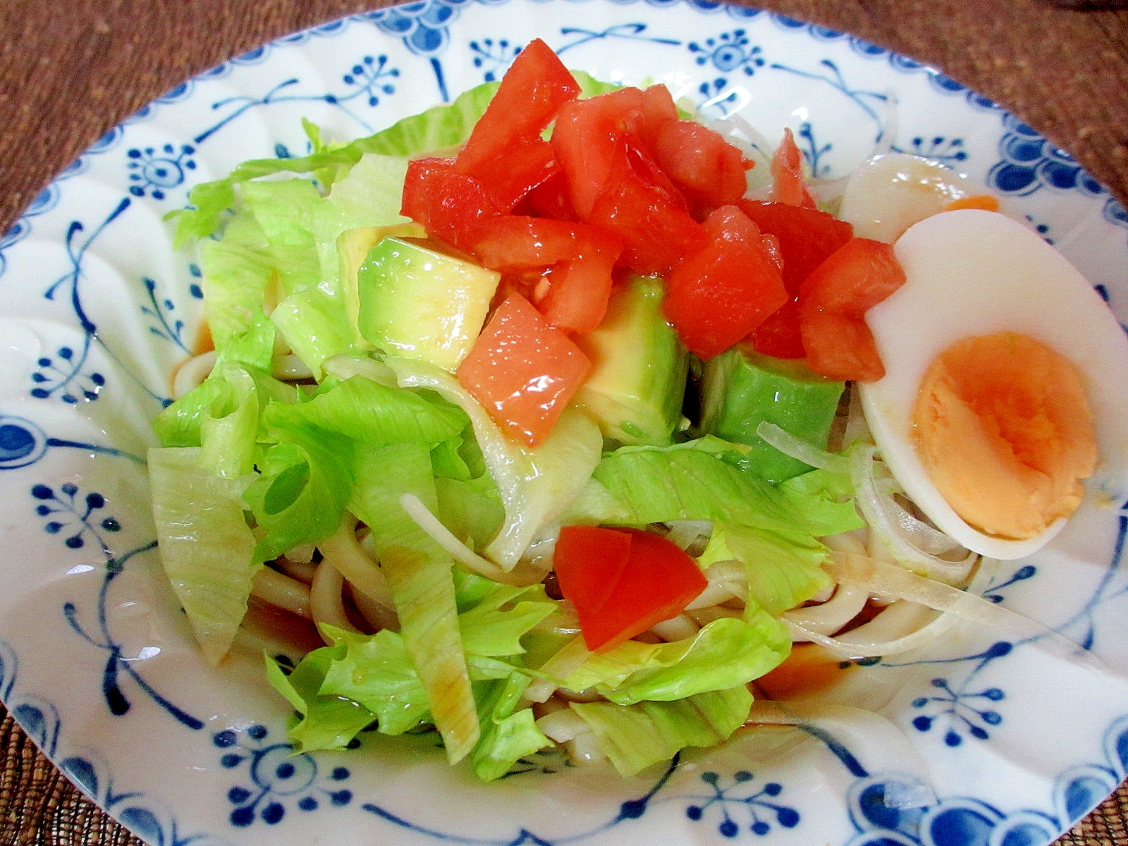 アボカド、レタスのトマトダレサラダうどん