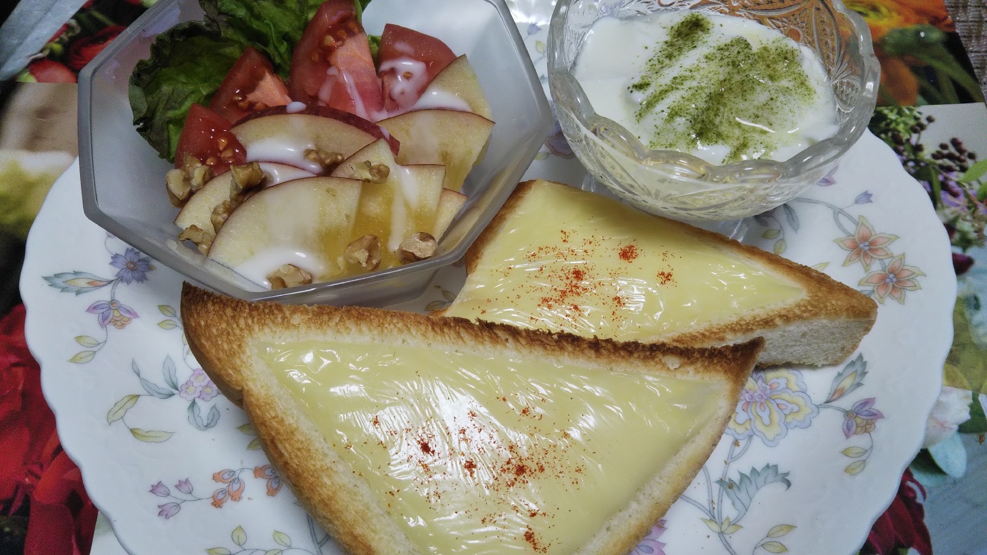 チーズトーストとりんごクルミサラダと青汁ヨーグルト