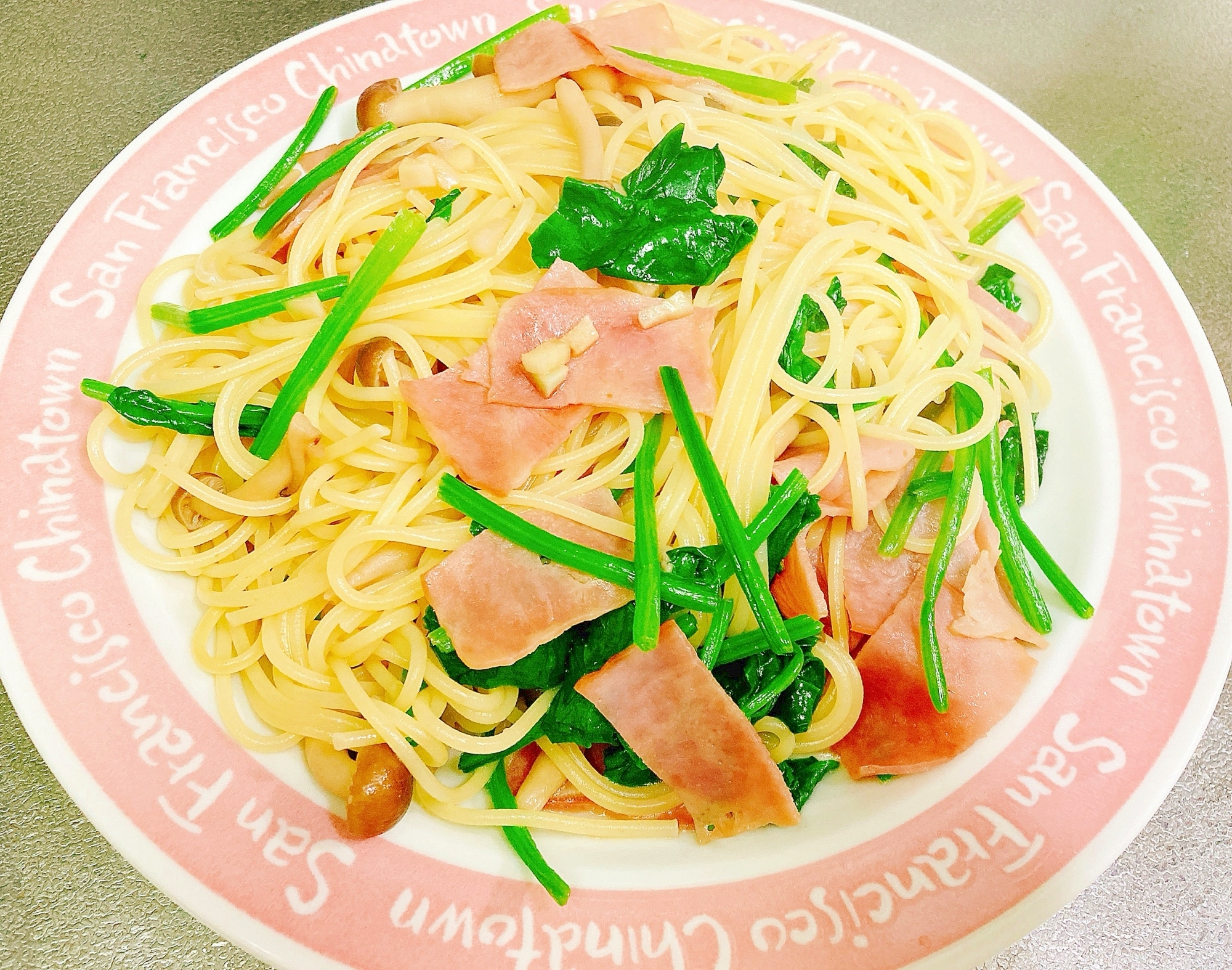 麺つゆで♬しめじとほうれん草とベーコンのパスタ