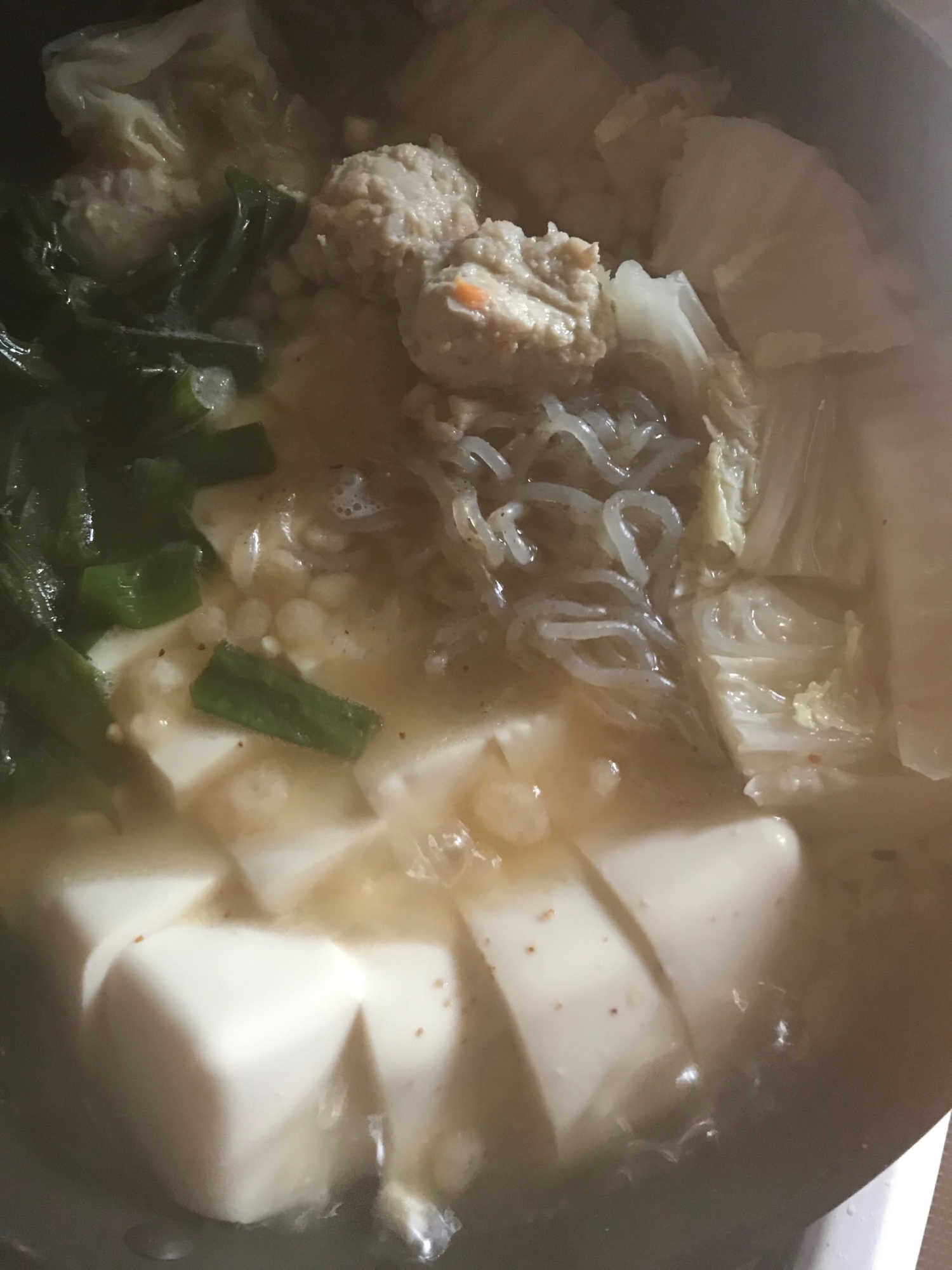 鶏団子と絹豆腐、白菜、天かすの鍋
