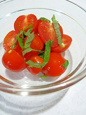 イタリアンドレッシングで☆ミニトマトと大葉のサラダ