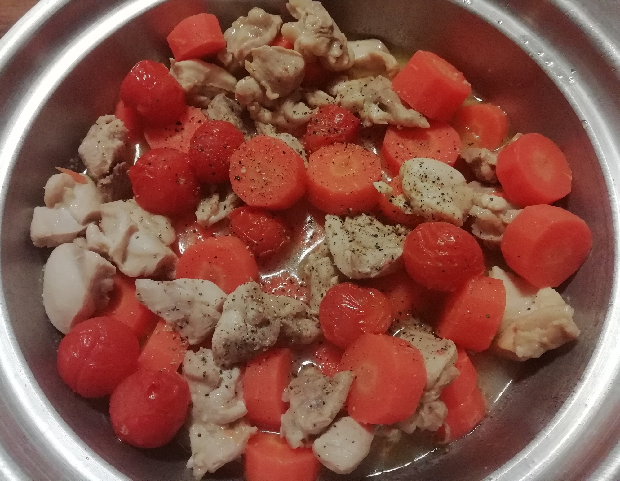 人参とミニトマト、鶏肉の蒸し煮