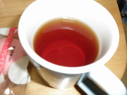 バニラエッセンスの香りに癒されました(*´∇｀*)一滴たらしただけで良い香りの素敵な紅茶に。良いですね～。