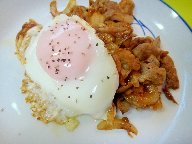 焼き肉と一緒に目玉焼き