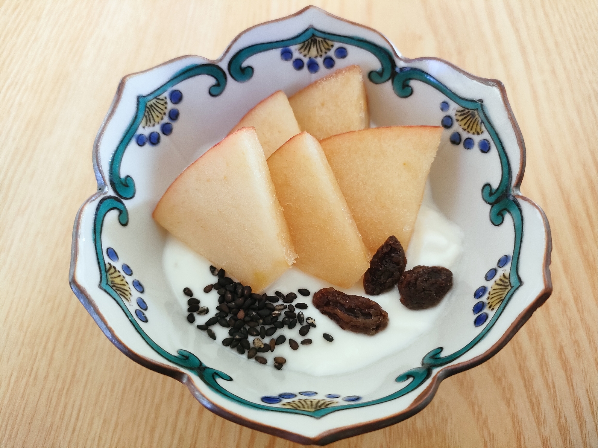 りんごとレーズンと黒ごまのヨーグルト