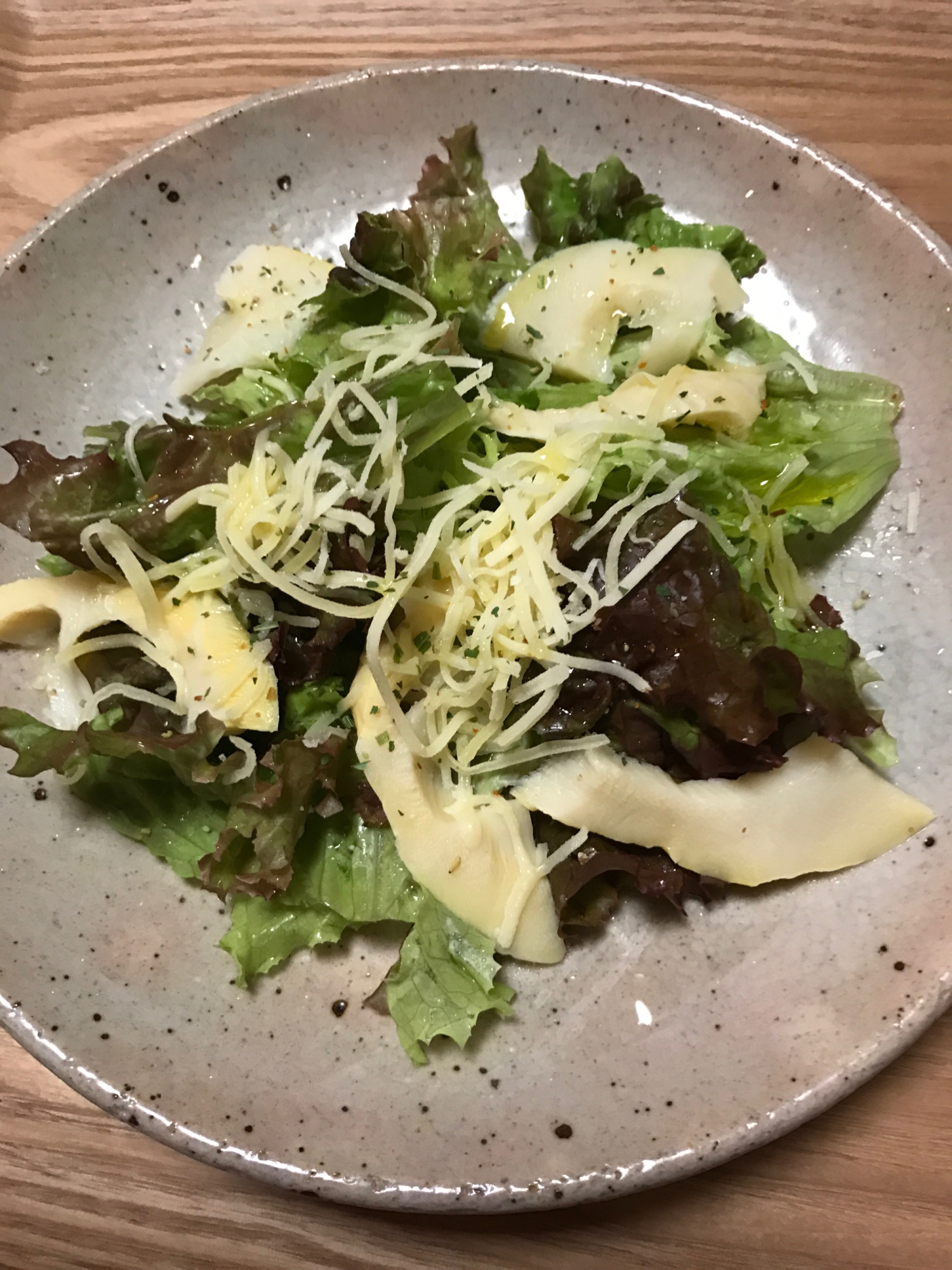 サニーレタスと破竹のチーズサラダ