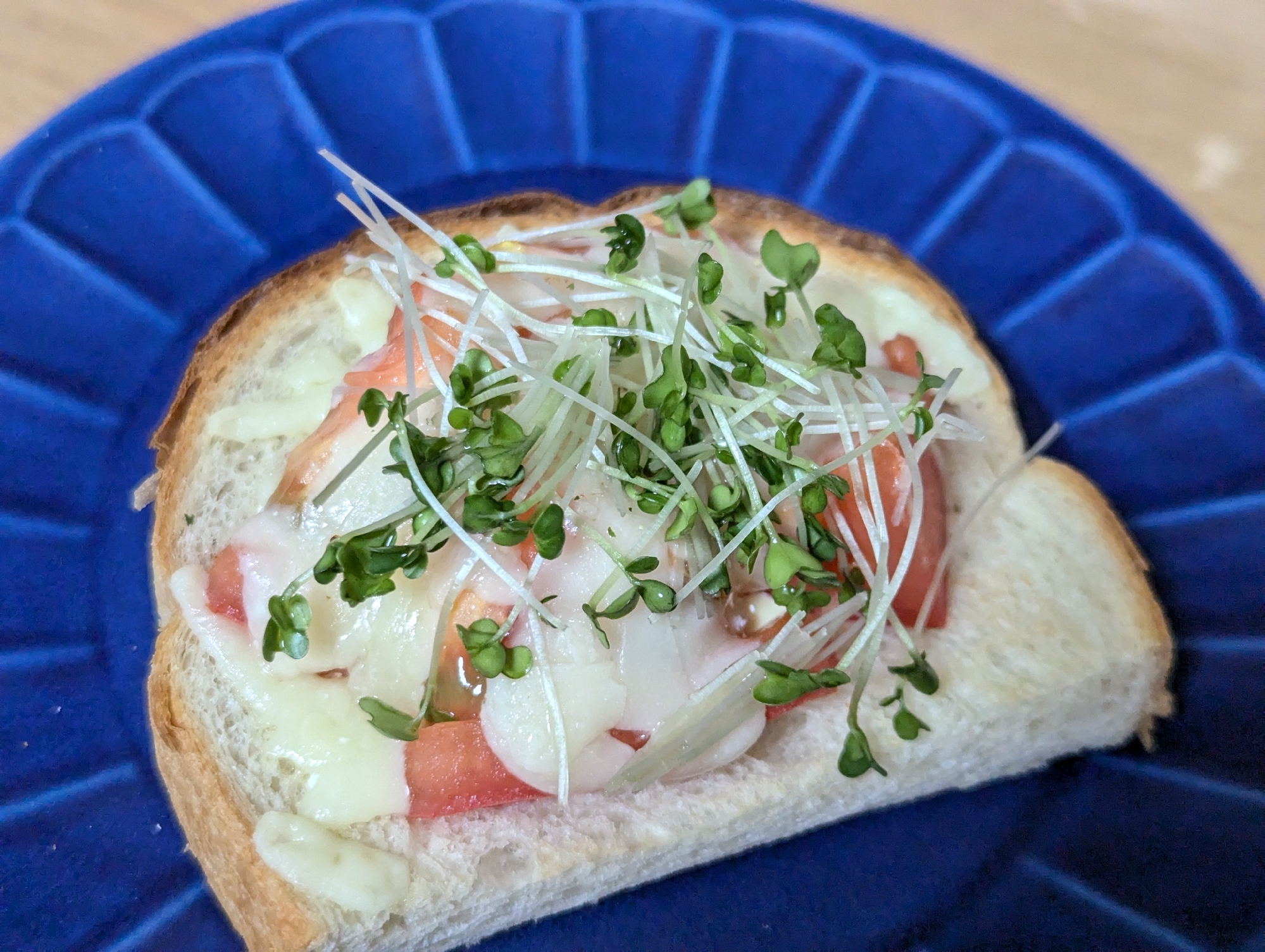 とまととスプラウトの国産チーズトースト