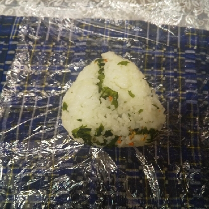 わかめご飯で明太子おにぎり