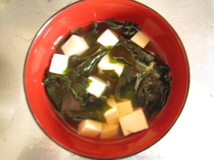 豆腐とわかめで(^_^)簡単に美味しくできました♪