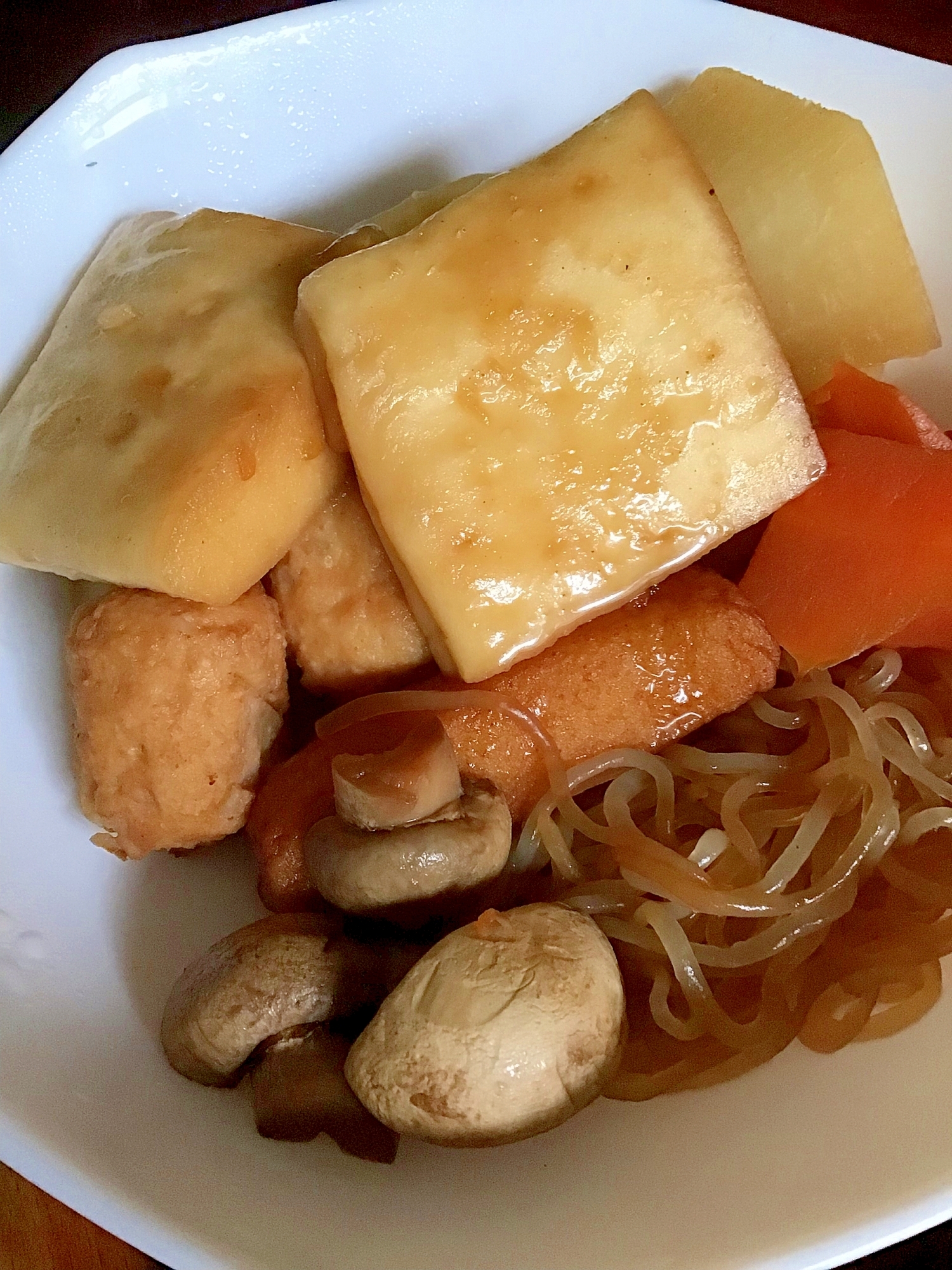 はんぺんと肉団子とマッシュルームと根菜の煮物。