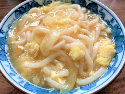 今日は朝からずっと雨で、肌寒く、こちらのあんかけ卵とじうどんで温まることに(^O^)　やさしいお味で、美味しかったです(^^♪　ごちそうさま～♡