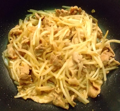 ♡炒めるだけ♪5分で作れる超簡単豚もやし♡