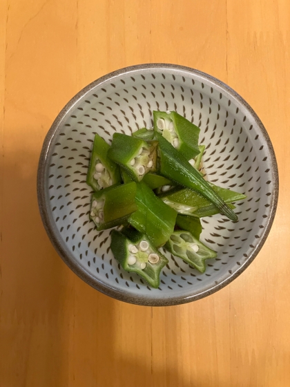 これ最高‼️時短でいいですね。
あまりにも大きなオクラだったのでカットしてみました。