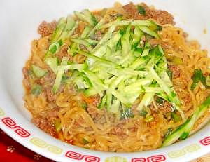 白い中華皿に盛り付けた辛ラーメンで肉みそ油そば