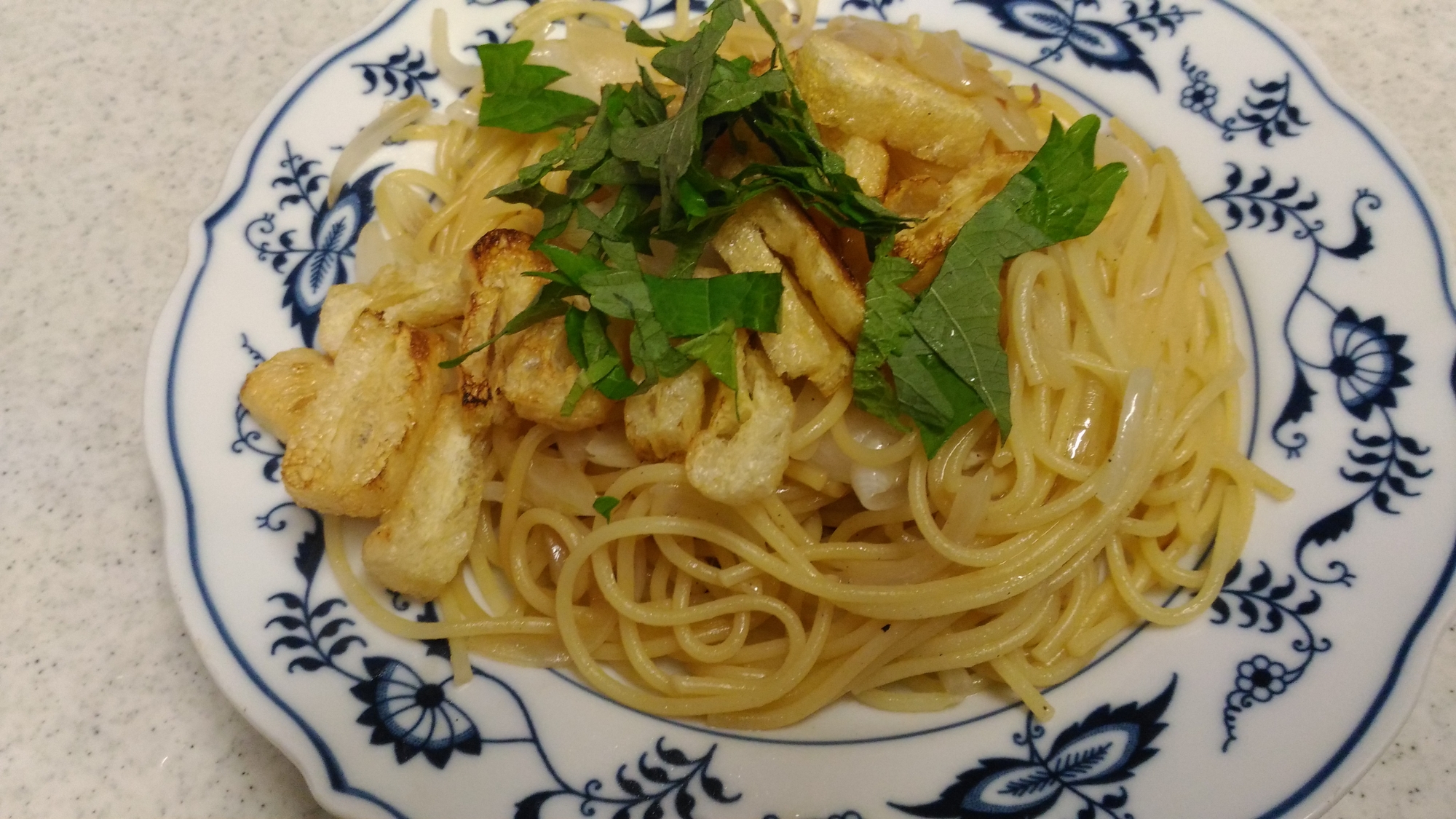 カリカリあげと玉葱のしそ風味パスタ