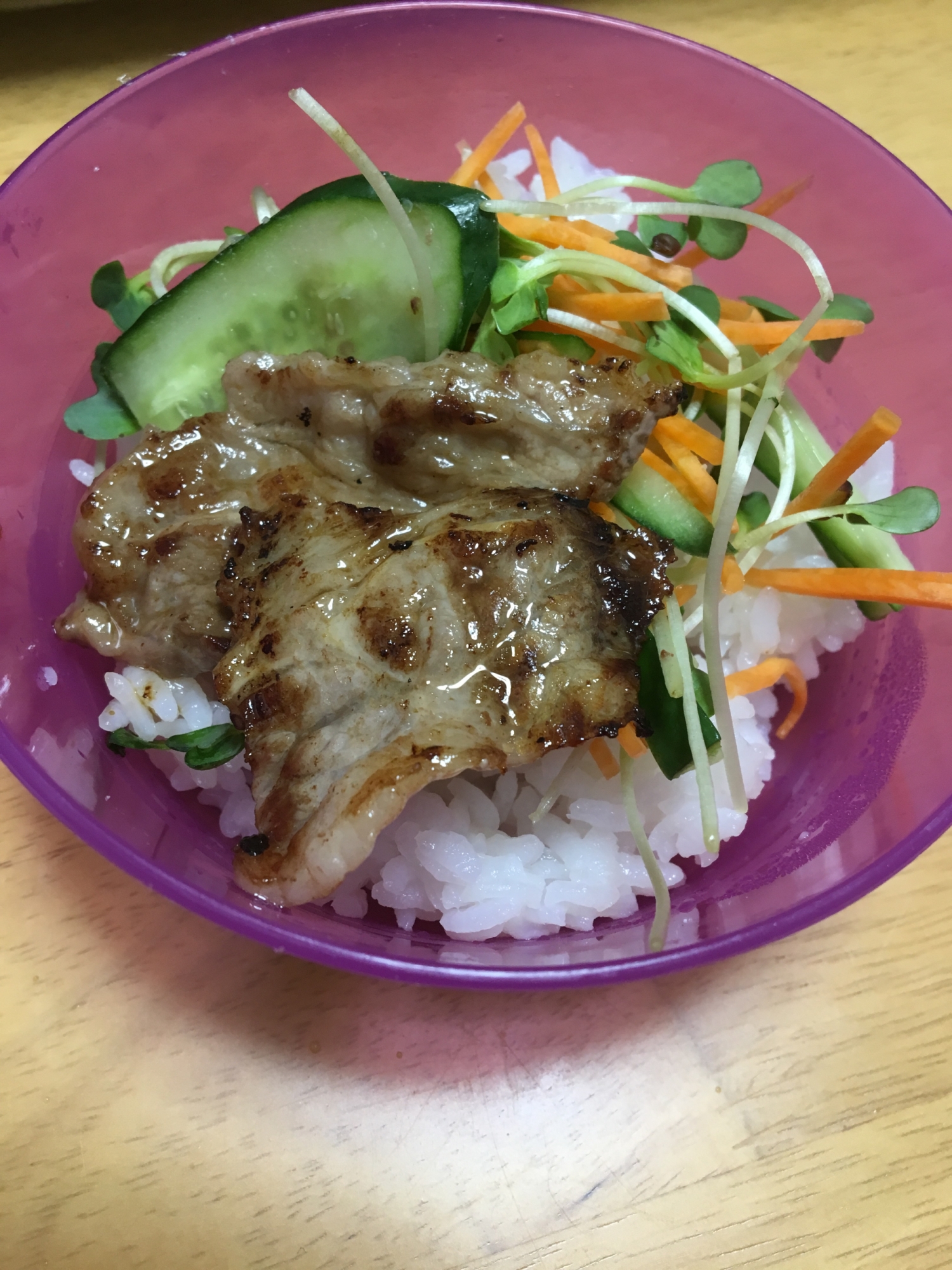 牛肉バラ切り落としと生野菜の丼(^○^)