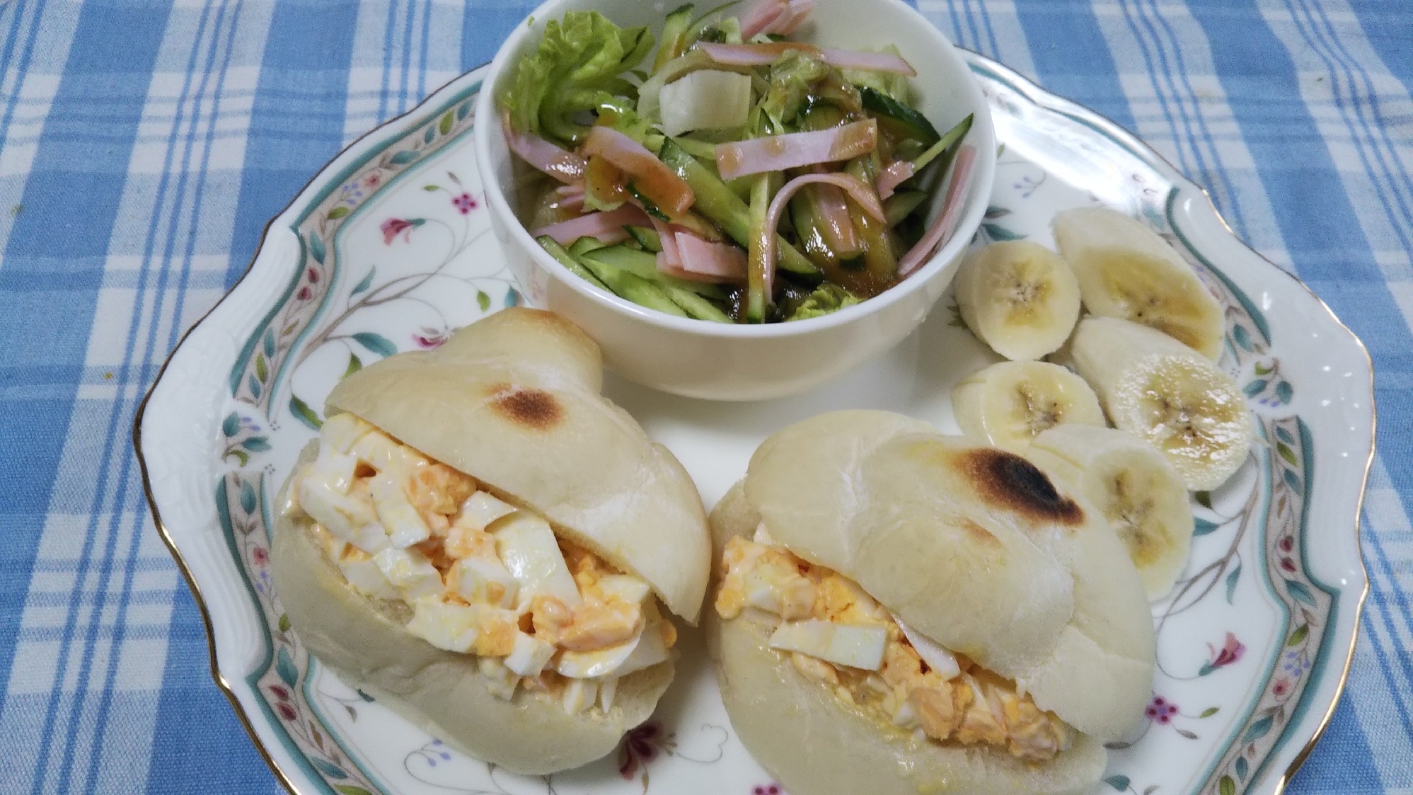 卵サンドとハム野菜サラダの朝食☆