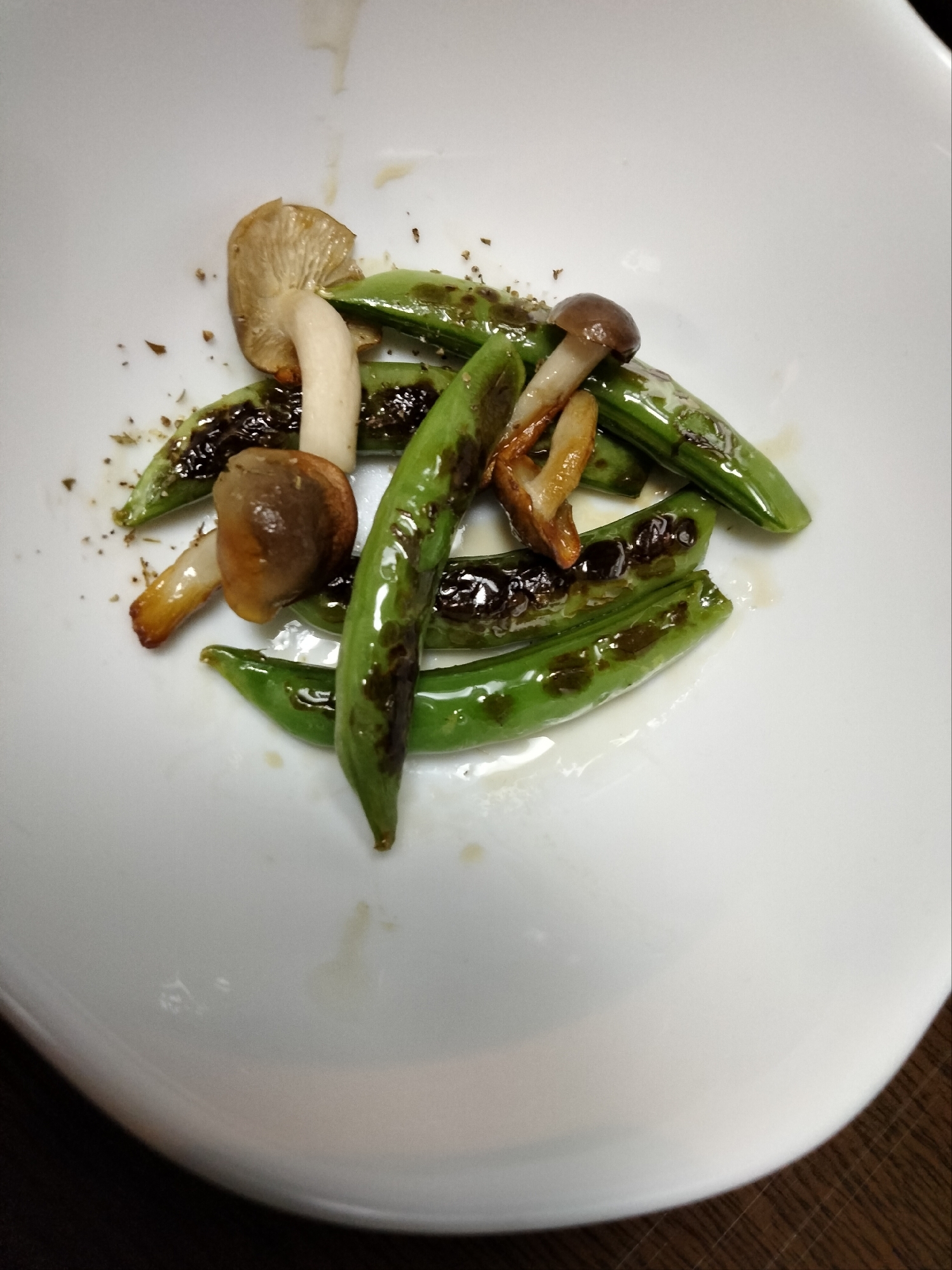スナップえんどうとしめじのマヨ炒め