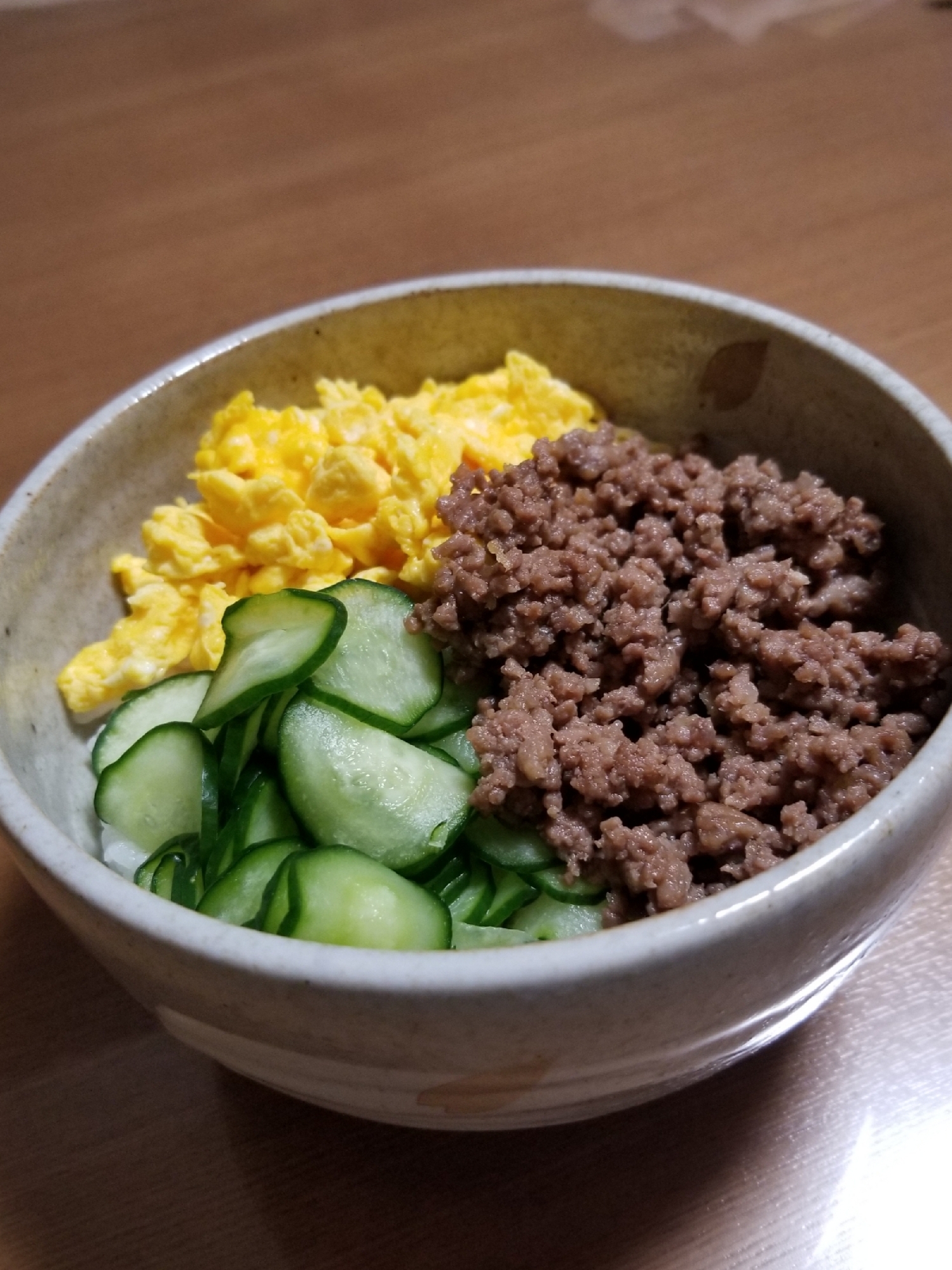 きゅうりのシャキシャキが美味しい。我が家の三色丼。